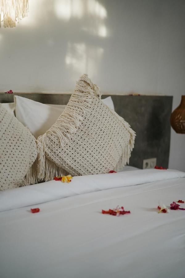 Suku Lifestyle Hotel & Villas Selong Belanak Exterior foto