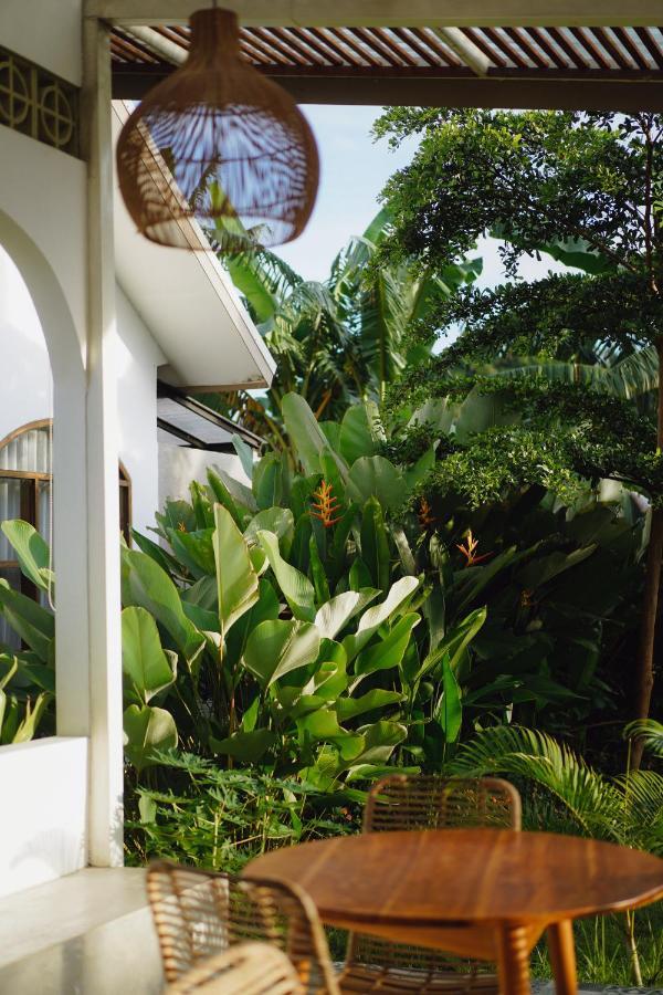 Suku Lifestyle Hotel & Villas Selong Belanak Exterior foto